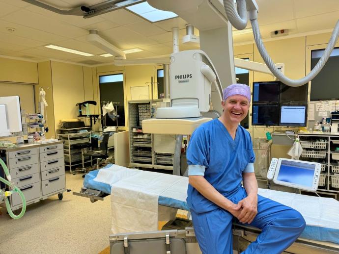 Foto van vaatchirurg Koning in de operatiekamer