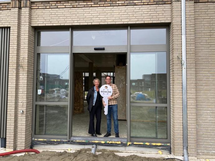 Foto van Hélène van der Zandt en Tim Croesen met de sleutel van de nieuwe JBZ Dichtbij locatie in Zaltbommel.