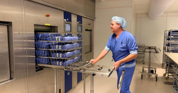 Medische instrumenten worden gesteriliseerd