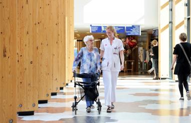 Patiënt en verpleegkundige lopen over de Boulevard