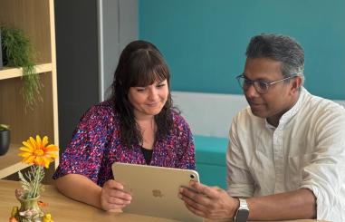 Twee mensen gebruiken MijnJBZ-app op tablet